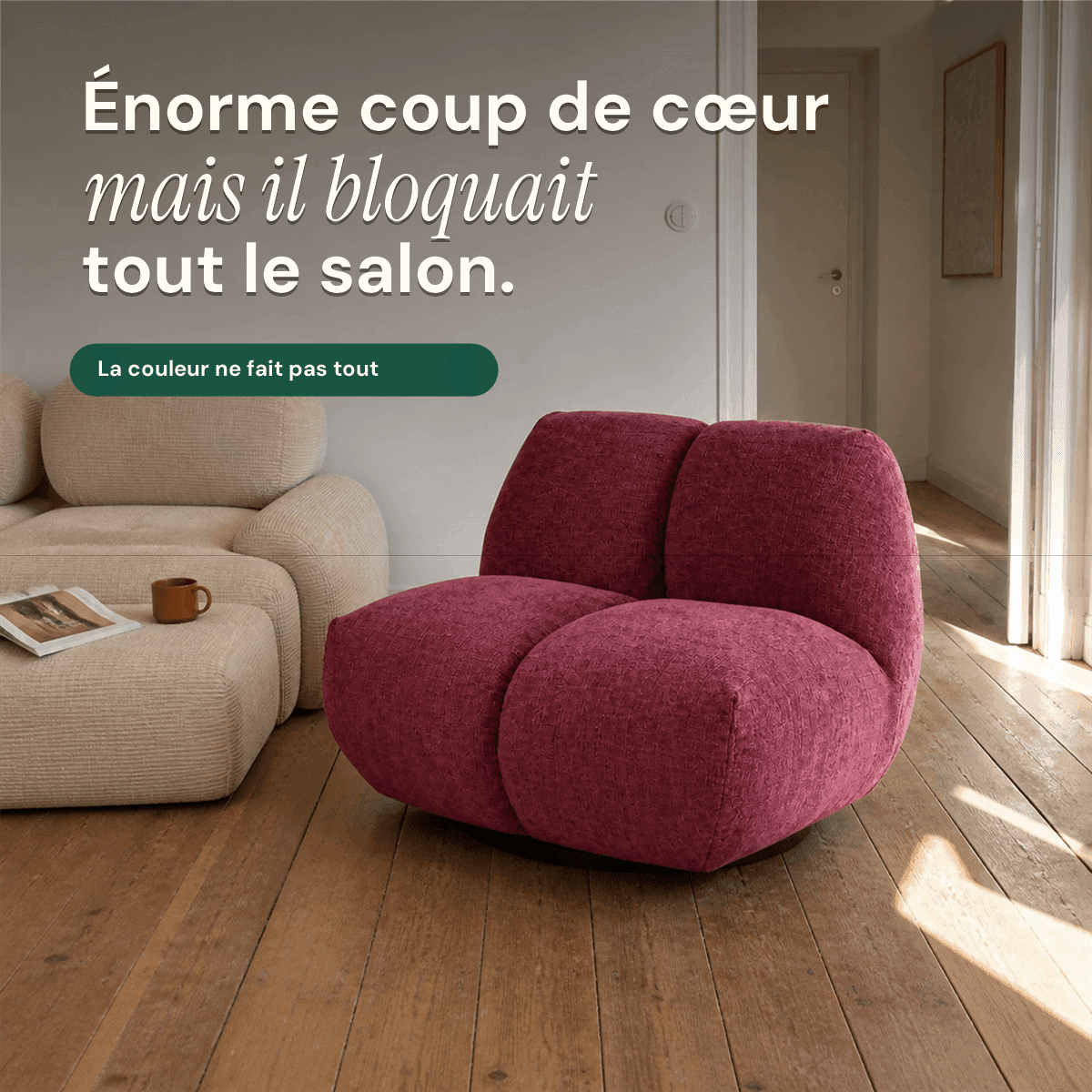 Fauteuil rose volumineux bloquant le passage du salon avec le texte Énorme coup de cœur mais il bloquait tout le salon