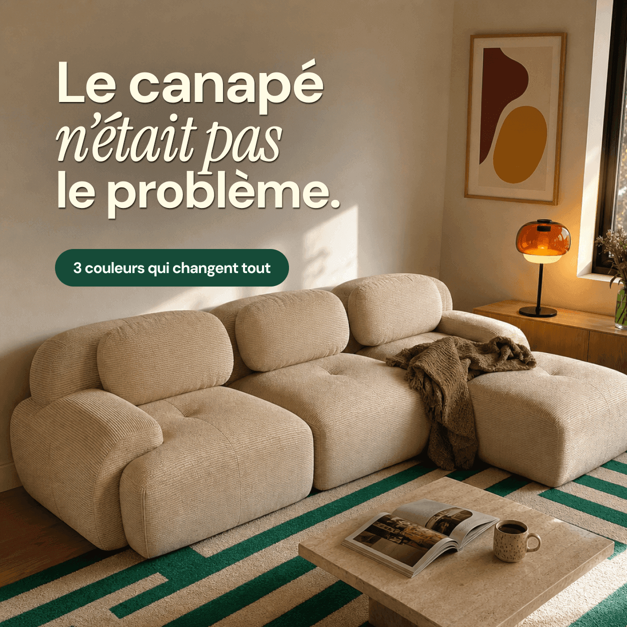 Salon avec le canapé beige, le tapis graphique vert et la lampe ambrée de la sélection Pink Chaos, avec le texte Le canapé beige n'était pas le problème