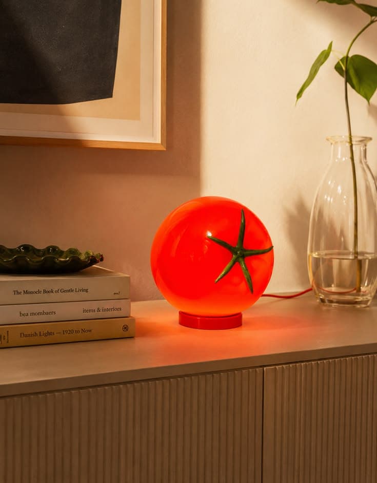 Lampe tomate rouge lumineuse sur un meuble